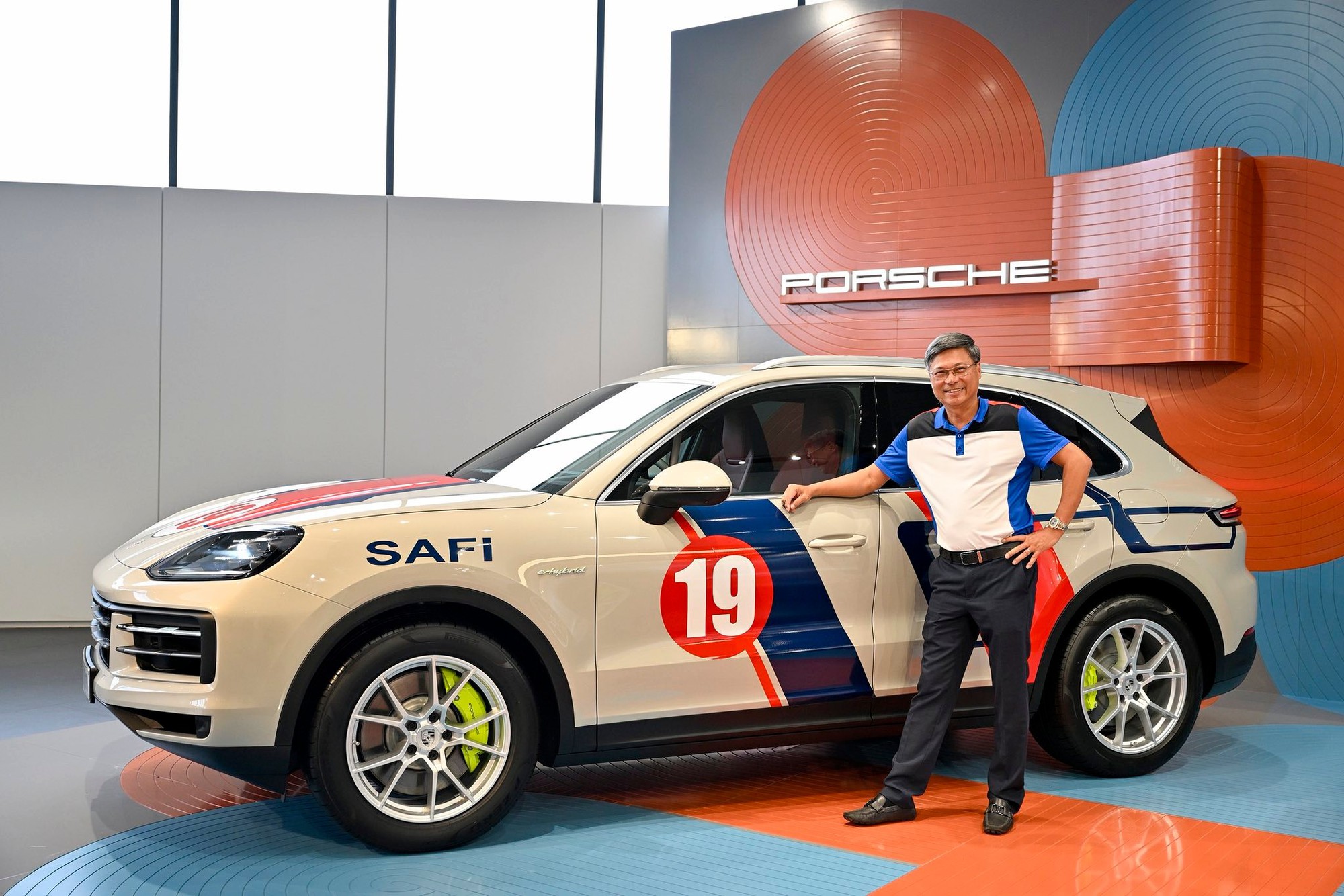 Chiếc Cayenne S E-Hybrid có logo số 19