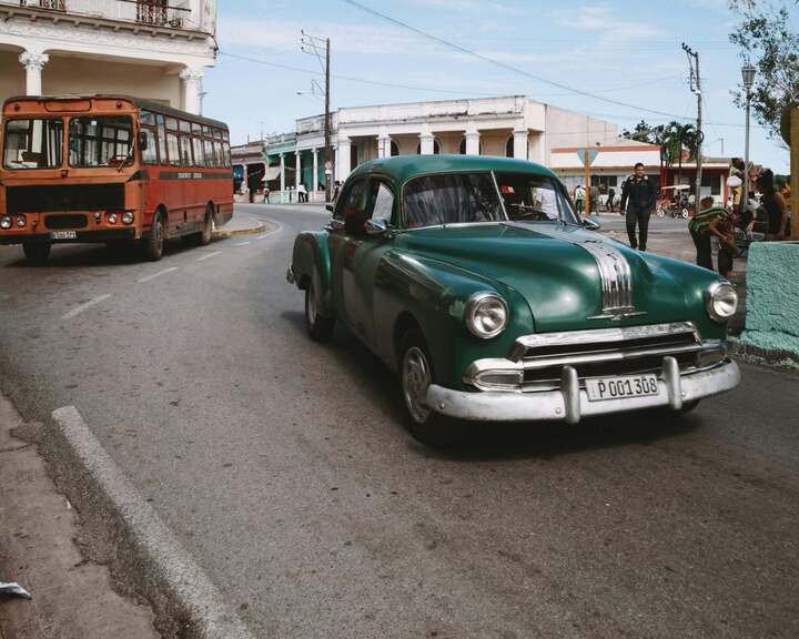 Pontiac Chieftain với logo đầu tù trưởng da đỏ