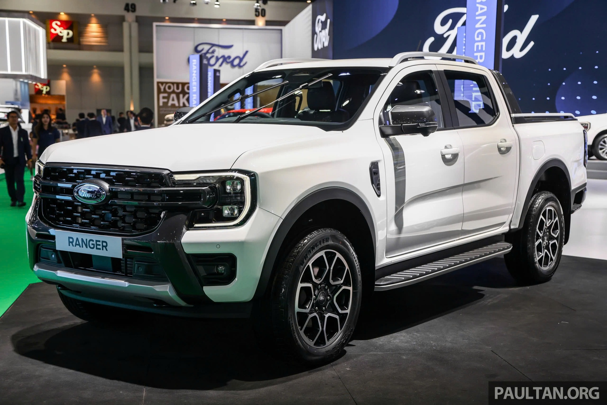 Ford Ranger Wildtrak V6 3.0L màu đỏ