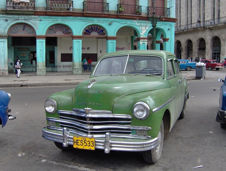Plymouth Deluxe với phần đầu dài và nội thất rộng rãi
