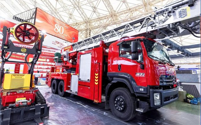 Xe thang cứu hỏa đồ sộ tại triển lãm