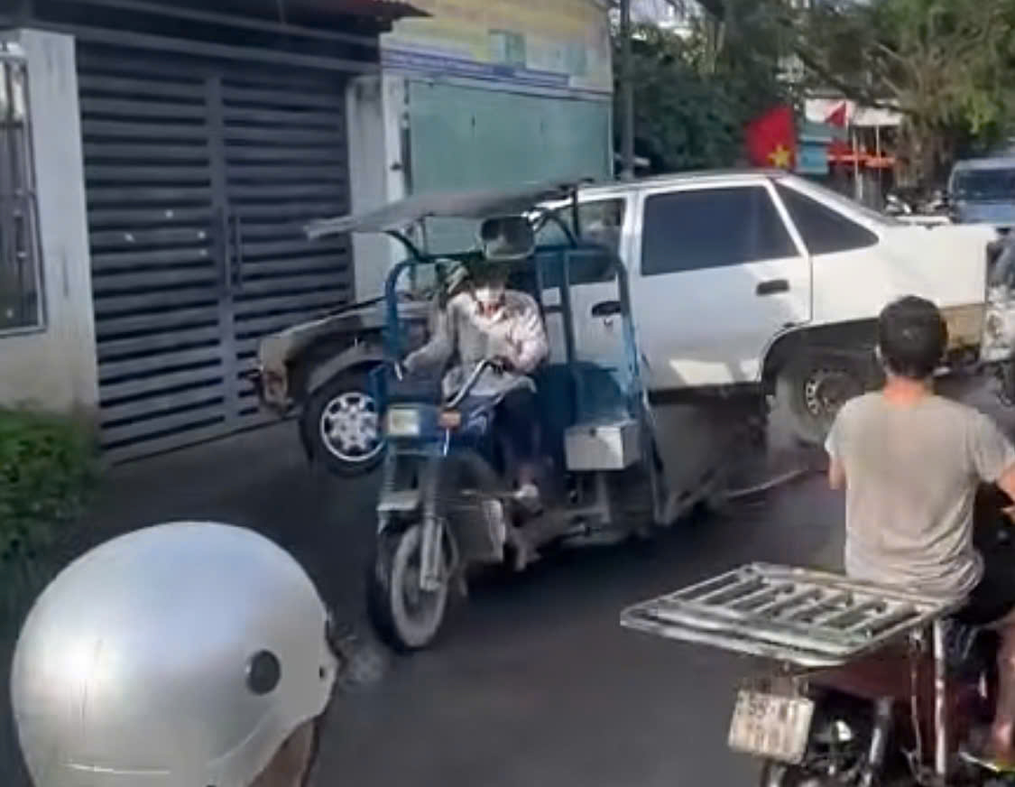 Xe ba gác chở ô tô trên đường nhỏ