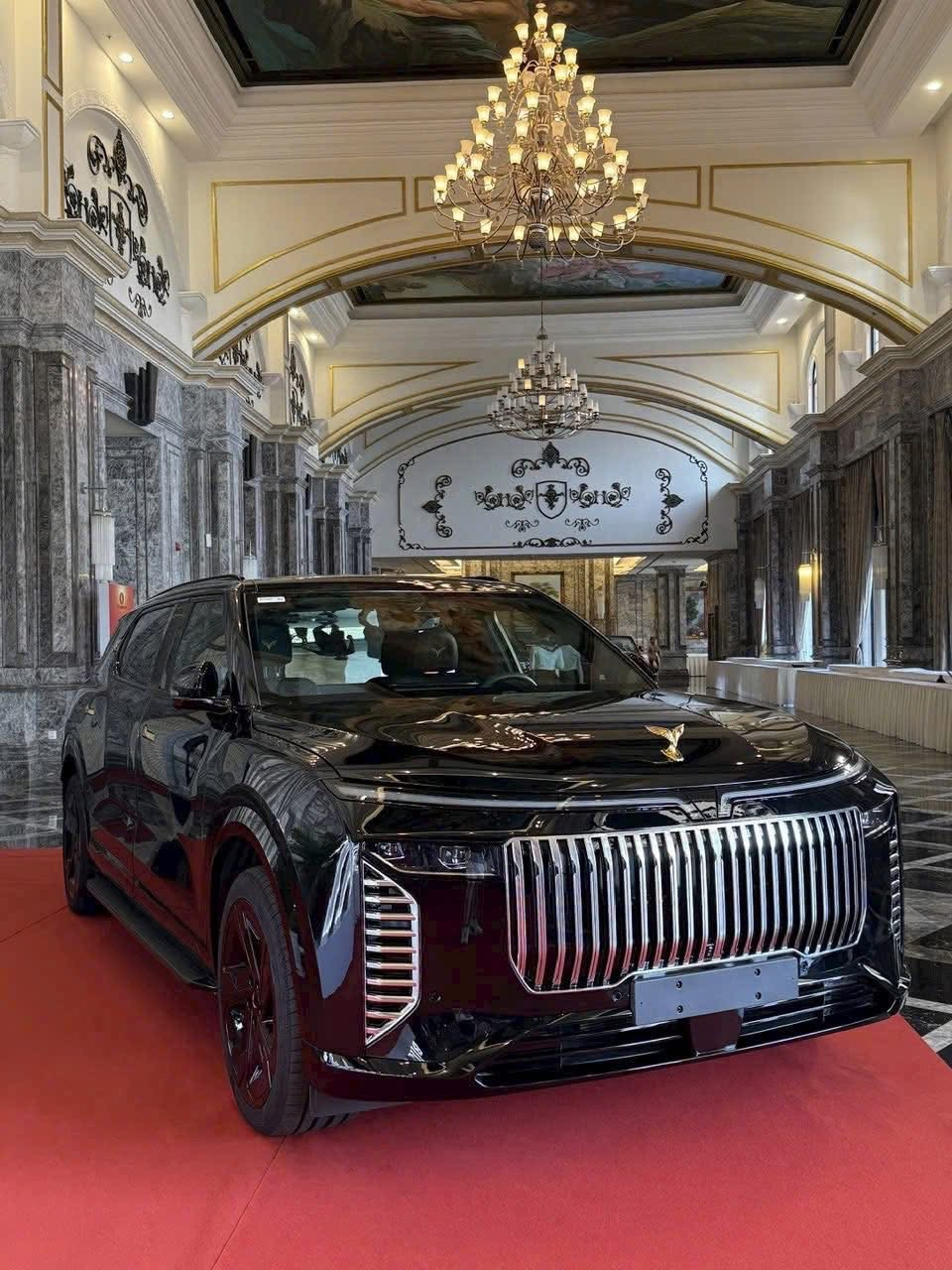 Limousine đặc biệt với logo cánh chim màu vàng