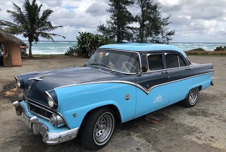 Ford Fairlane với lưới tản nhiệt lớn và thân dài