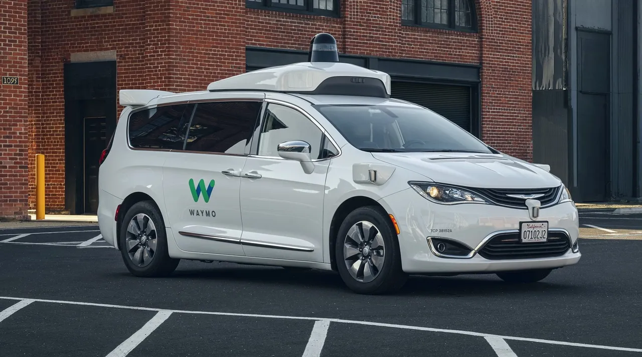 Chrysler Pacifica tự hành Waymo