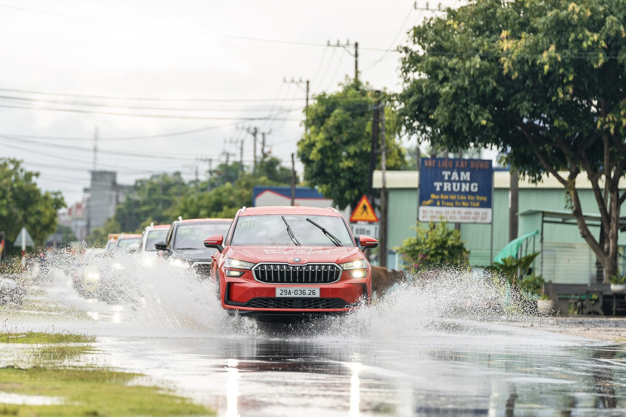 Xe đi qua khúc cua dốc