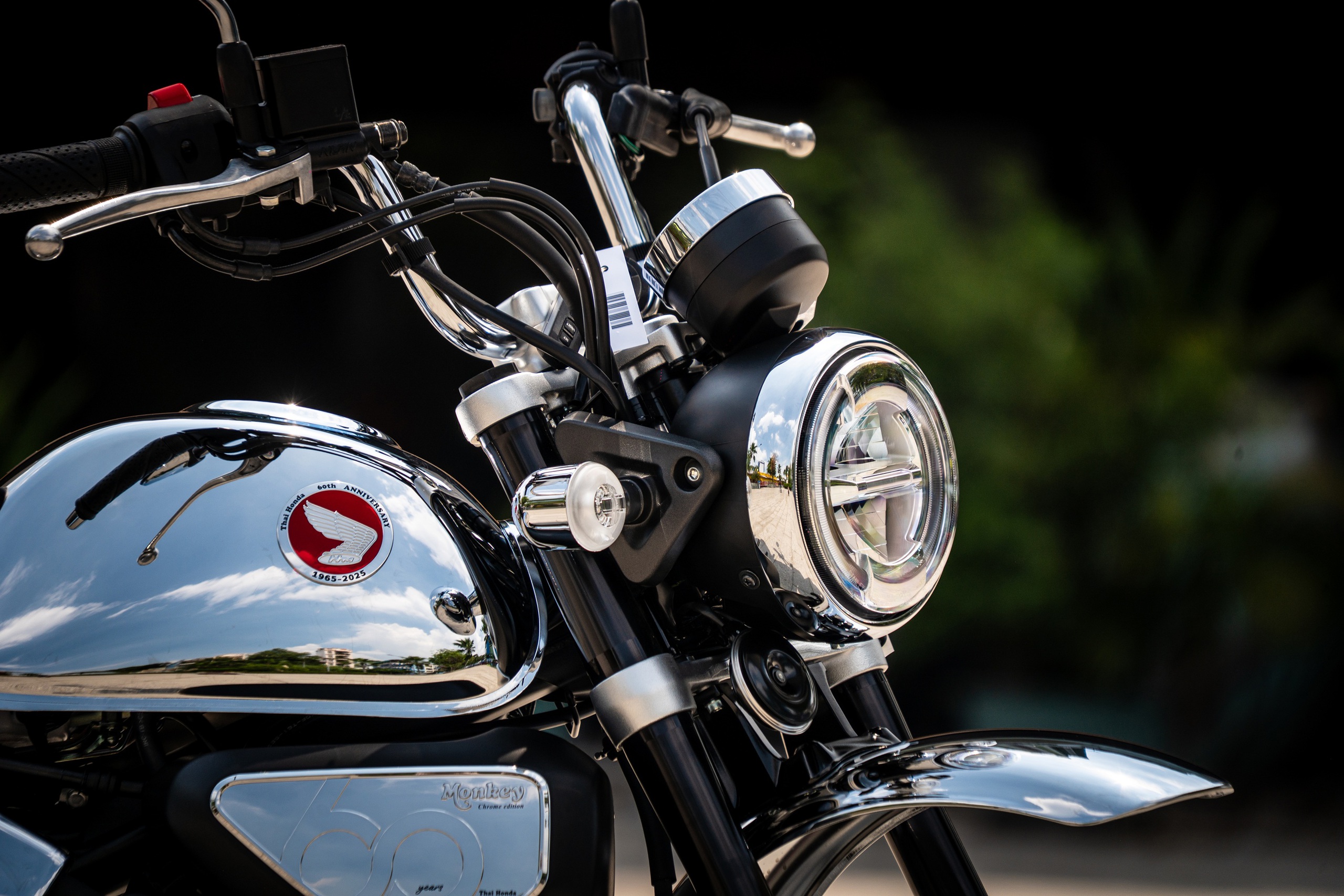 Phần bình xăng và thân xe mạ crôm Honda Monkey Chrome Legacy