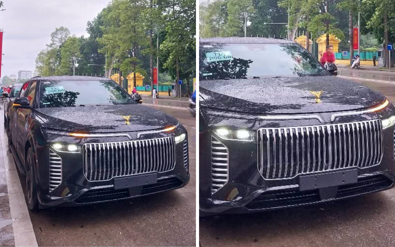Hai chiếc VinFast limousine gần Lăng Bác