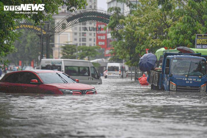 Xe ô tô điện di chuyển trong vùng ngập nước