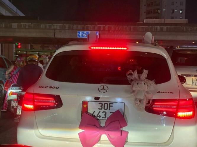Mercedes gắn nơ lớn che biển số di chuyển trên đường Hà Nội