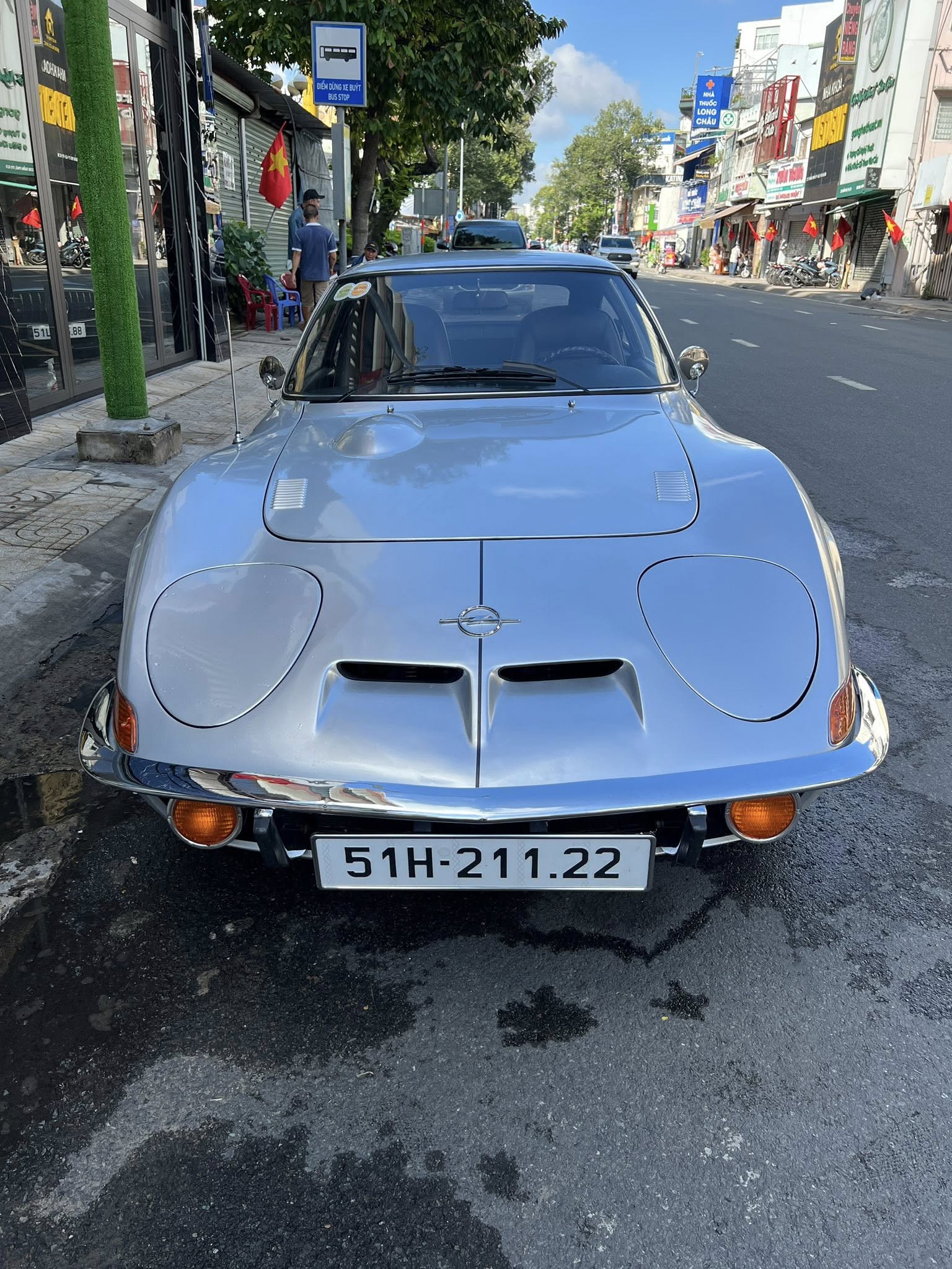 Đèn pha xoay ngang độc đáo trên Opel GT