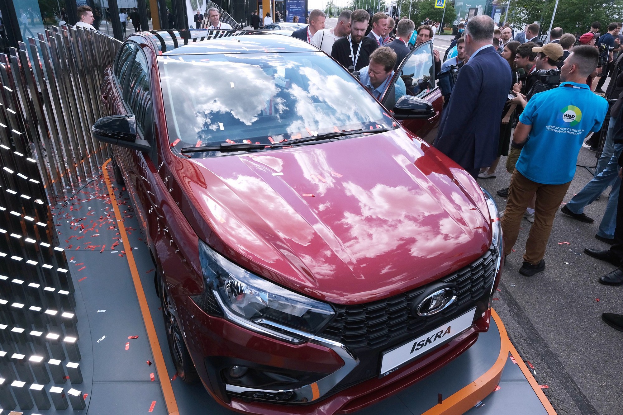 Thân xe Lada Iskra với dáng sedan ba khoang truyền thống