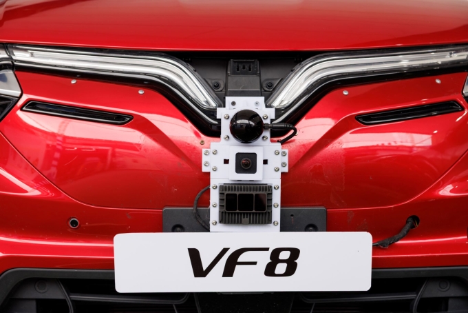 Cảm biến LiDAR, radar và camera gắn ở đầu xe