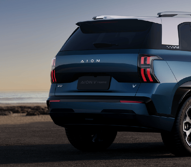 Bảng đồng hồ LCD và màn hình trung tâm lớn