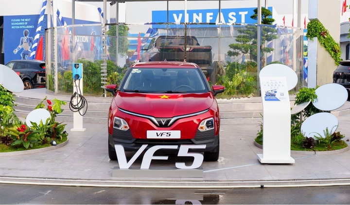 Mẫu xe VF 5 màu đỏ