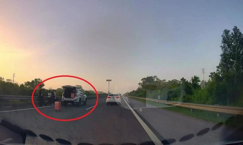 Ô tô dừng giữa làn 120 km/h để thay lốp