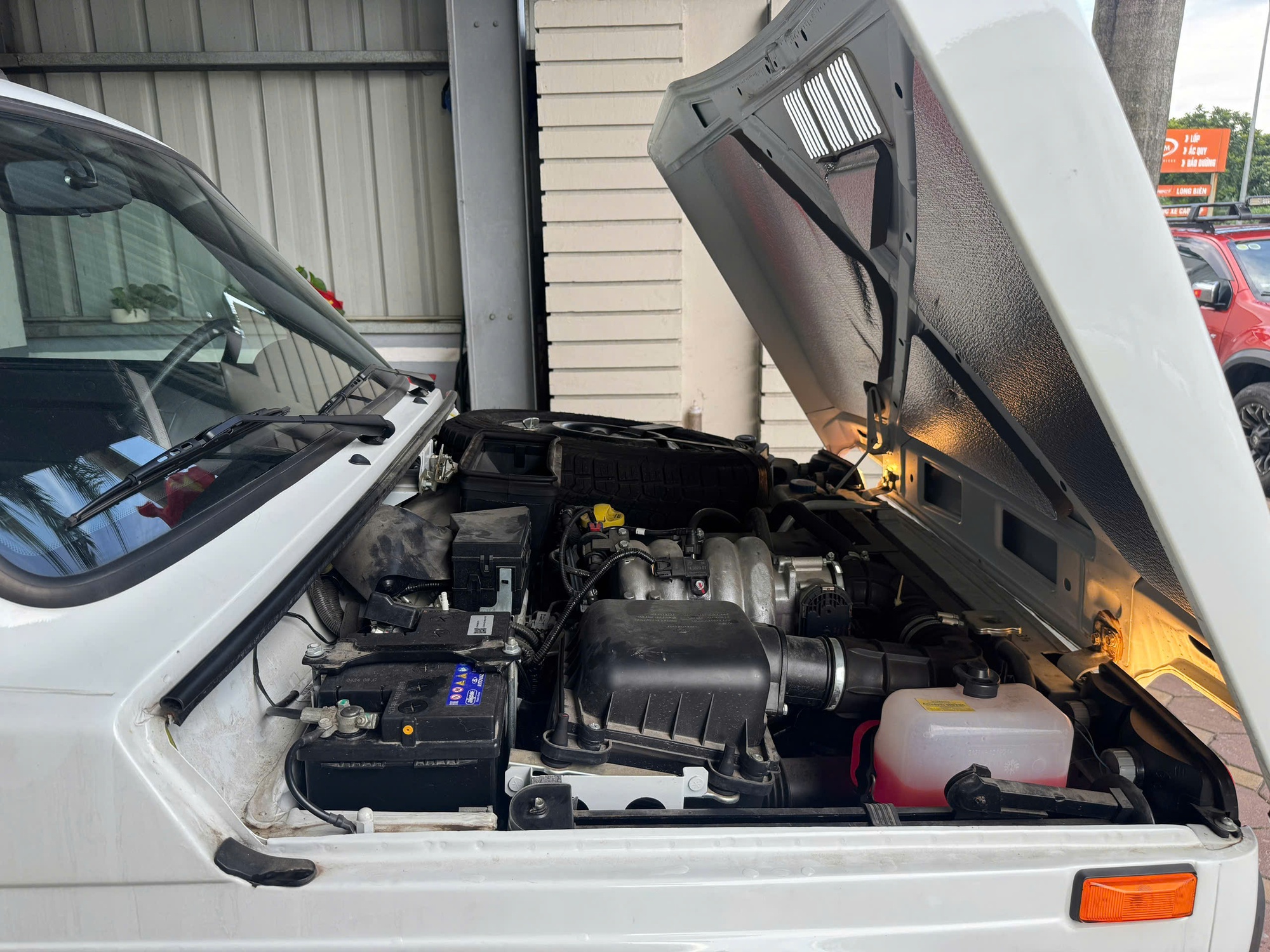 Chi tiết nắp capo mở ngược độc đáo của Lada Niva