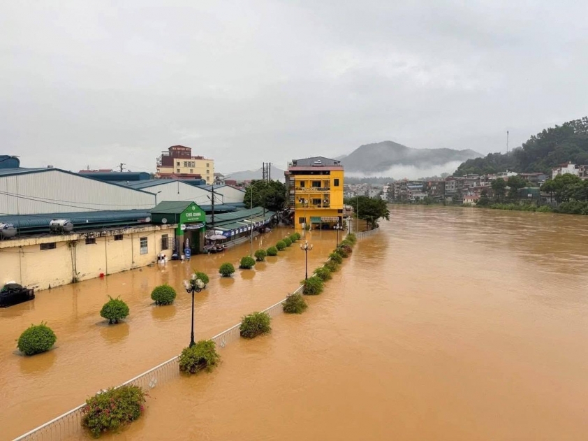 Di dời người dân tránh lũ tại miền Bắc