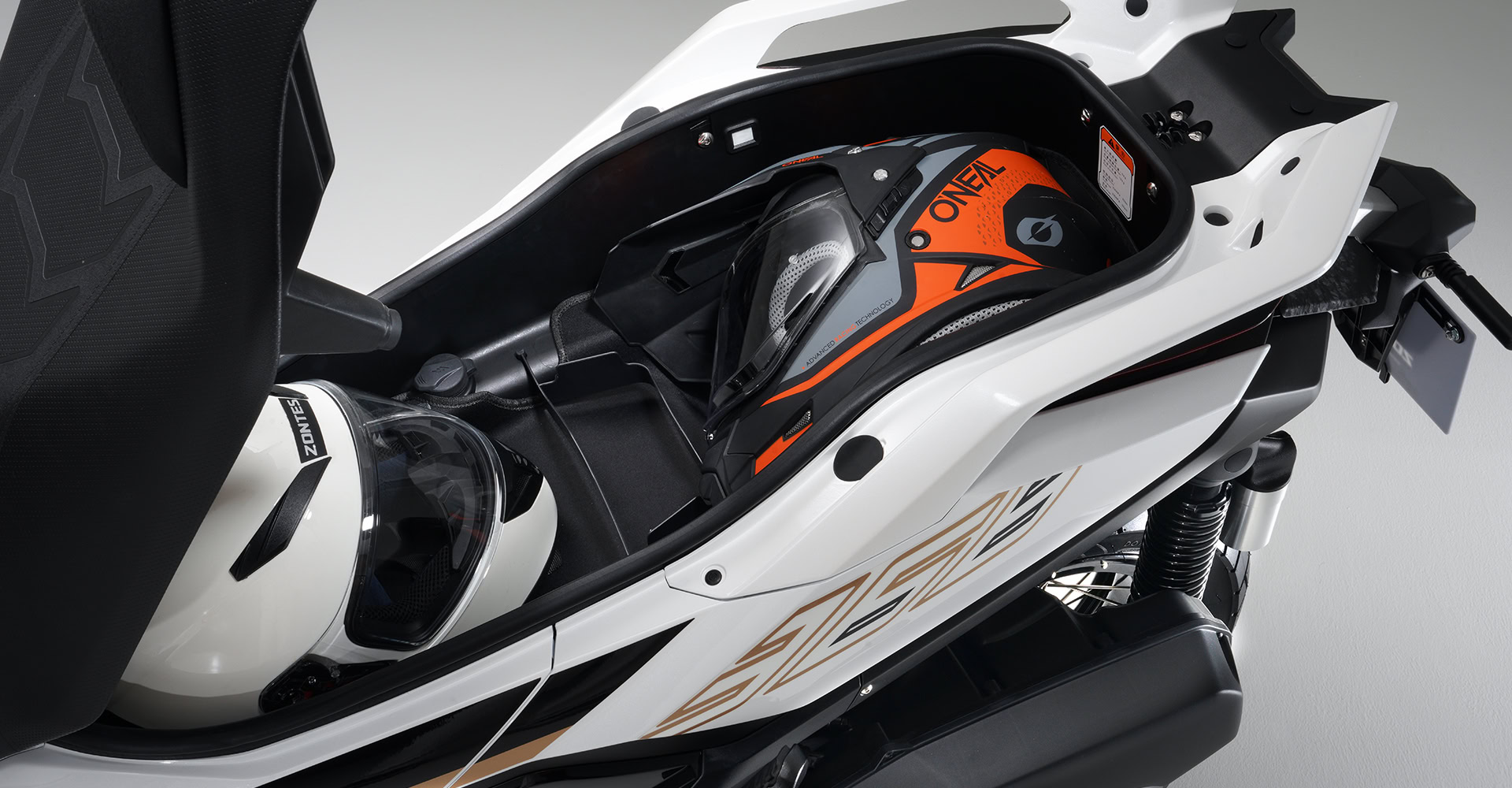 Cốp xe chứa được 2 mũ bảo hiểm full-face