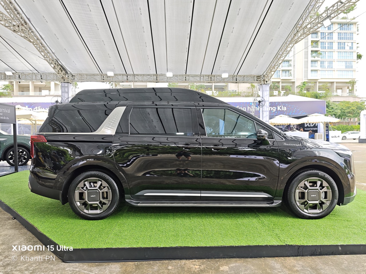 Mâm xe 19 inch màu tối cùng logo phiên bản ‘Thacoroyal’ mạ chrome ở trụ A