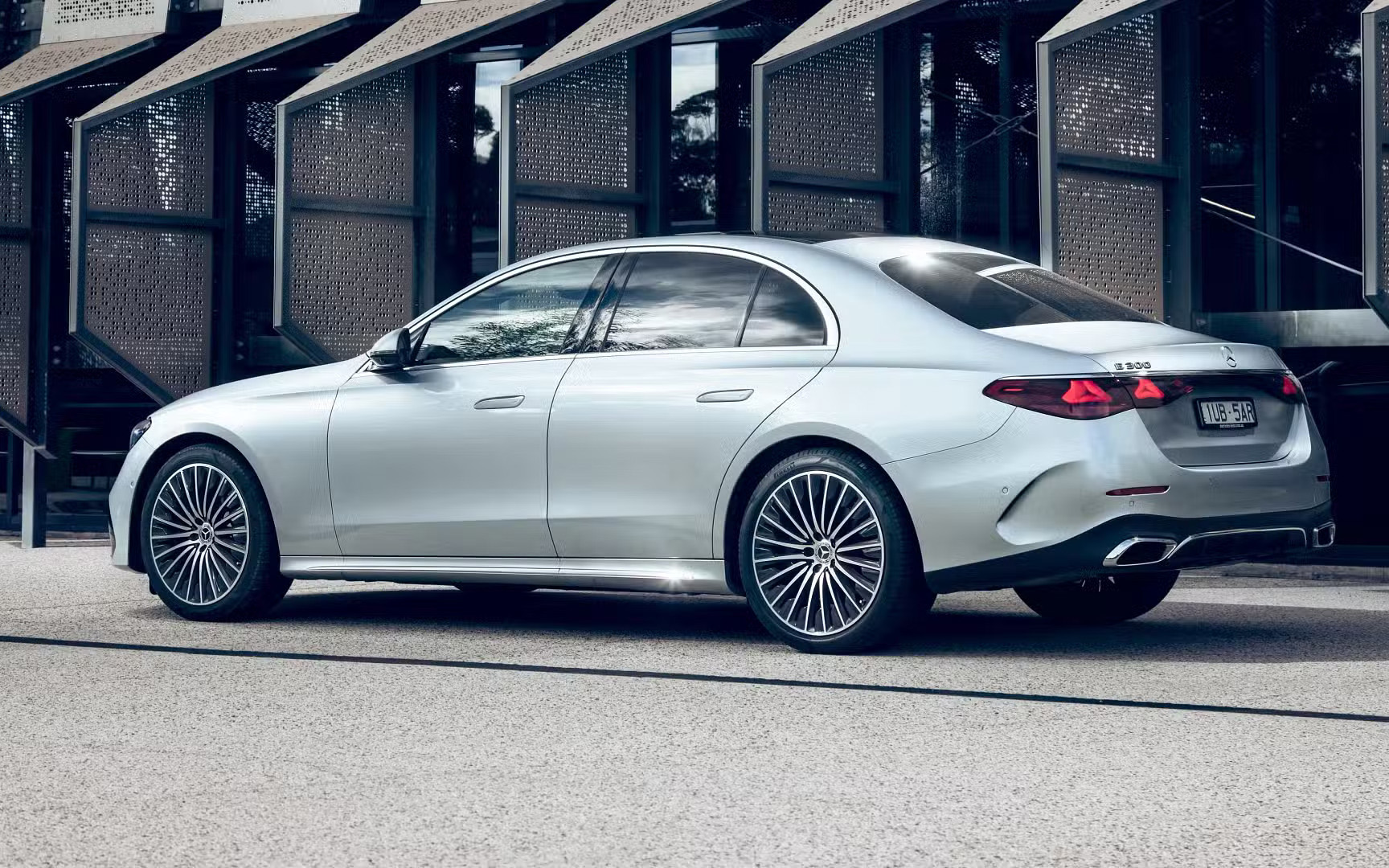 Mercedes-Benz E-Class mới với thiết kế ngoại thất cải tiến