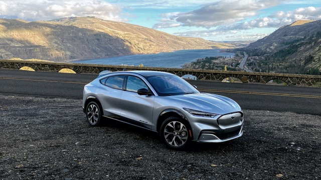 Ford Mach-E màu xanh lá cây