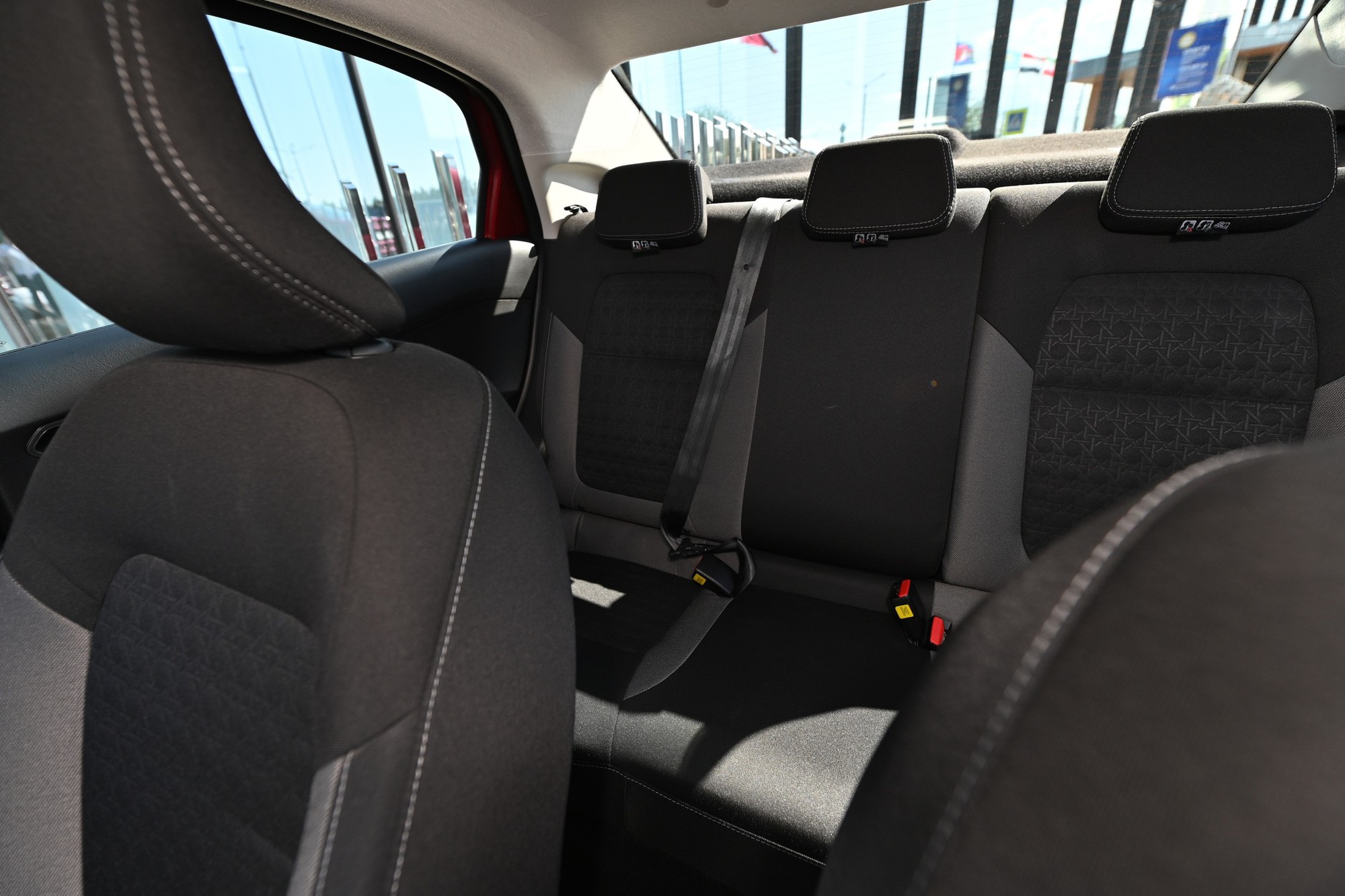 Nội thất đơn giản của Lada Iskra so với xe Nhật Hàn