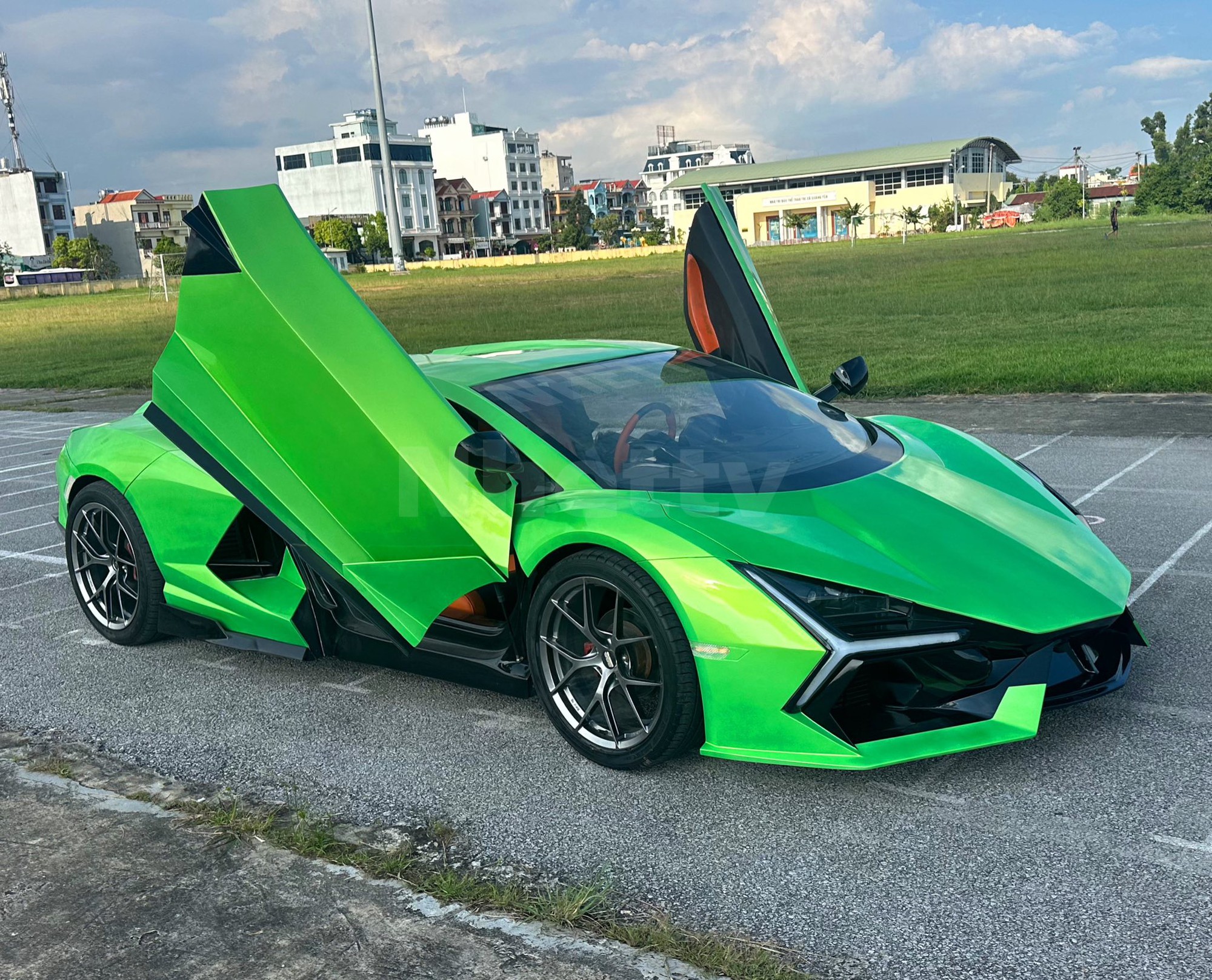 Bản sao Lamborghini Revuelto tỉ lệ 1:1