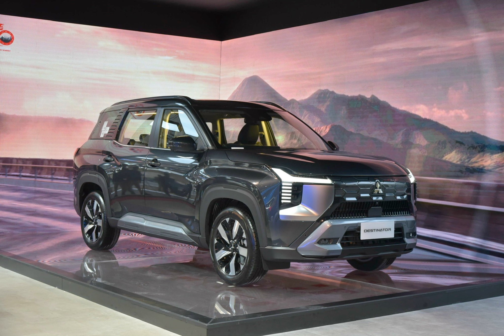Mitsubishi Destinator - xe gầm cao 7 chỗ