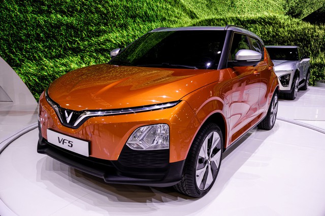 Xe điện Việt Nam màu đỏ