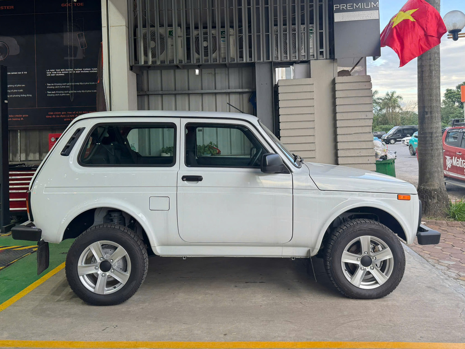 Lada Niva có thiết kế hoài cổ giống Jimny