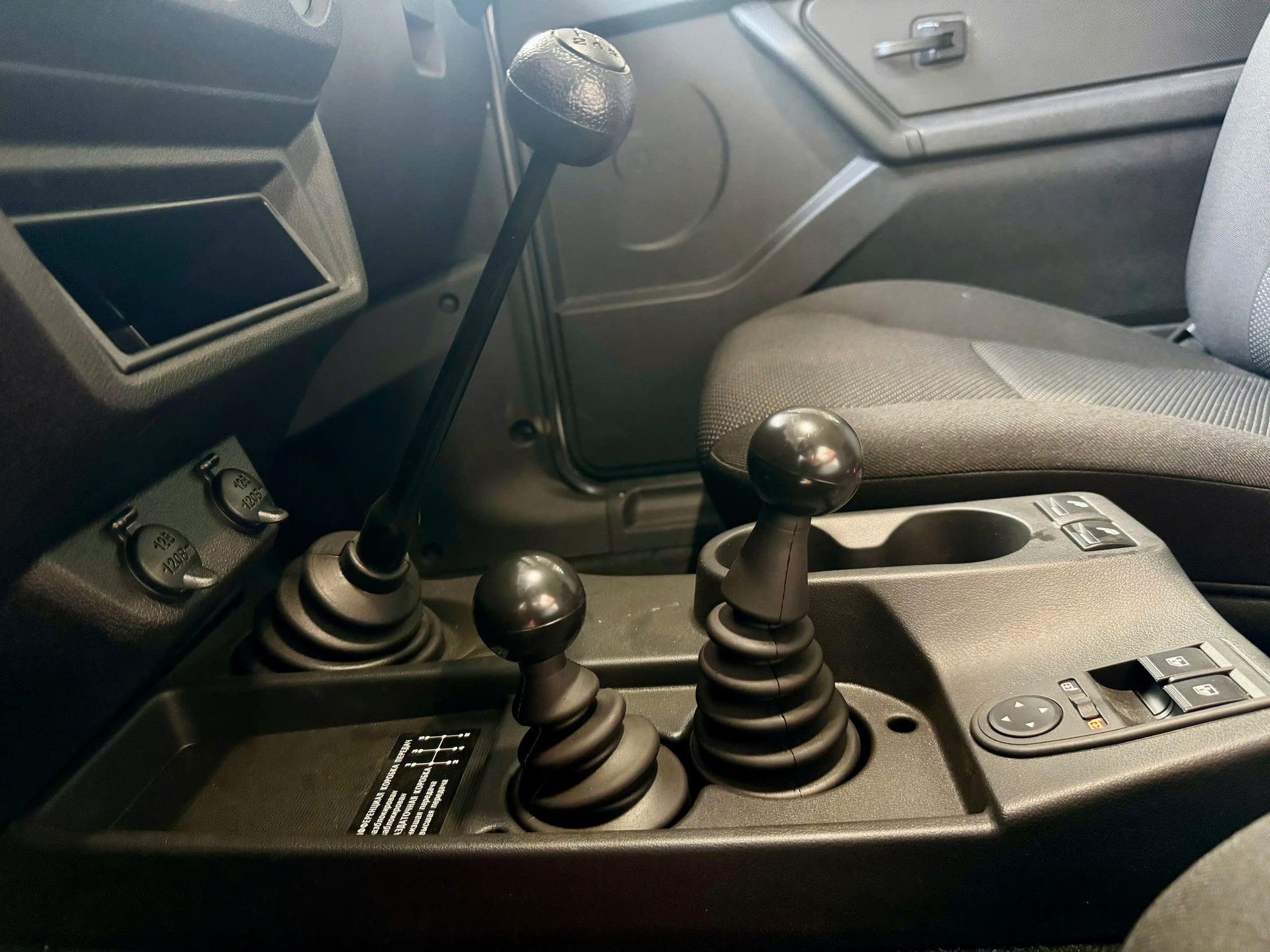 Trang bị tiện nghi của xe ở mức sơ sài