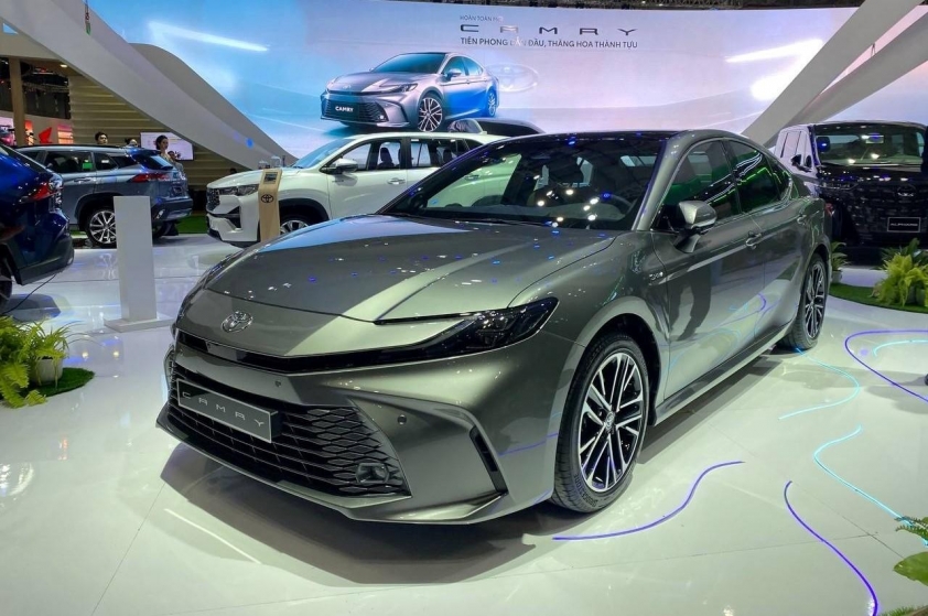 Sedan hạng D Toyota Camry bản hybrid