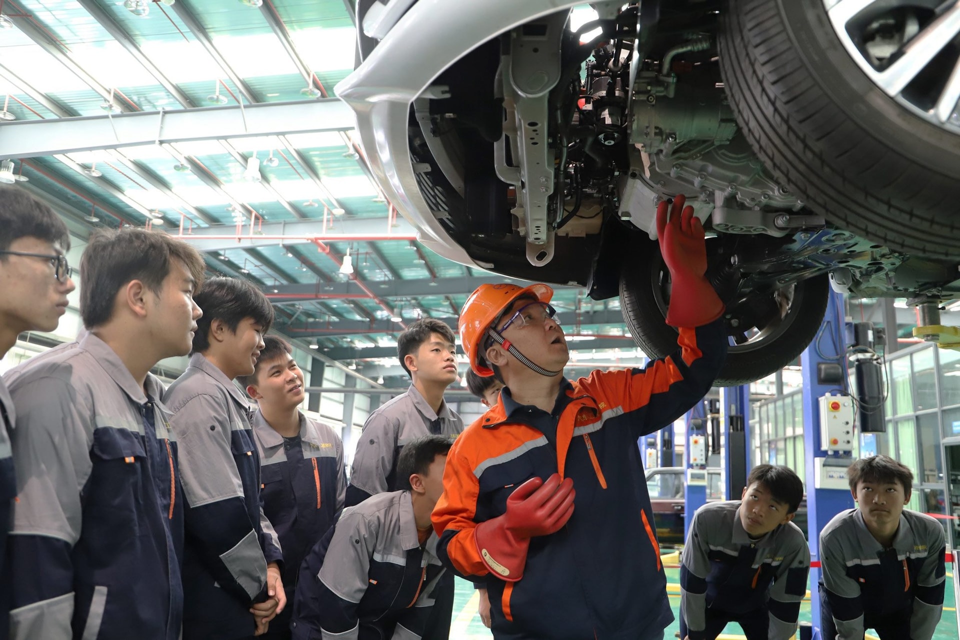 Sinh viên thực hành sửa chữa xe điện