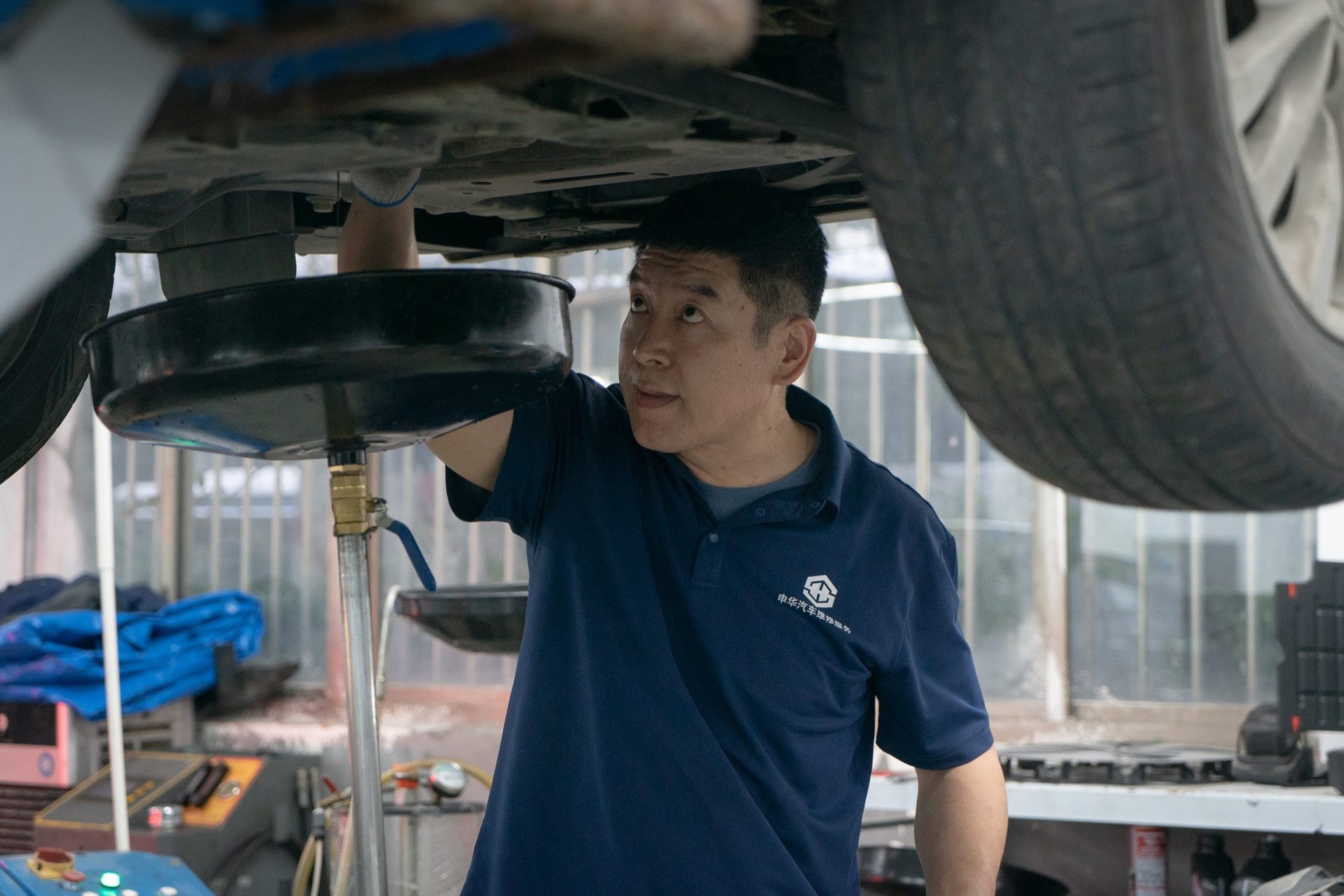 Xe điện chờ bảo trì tại trung tâm dịch vụ