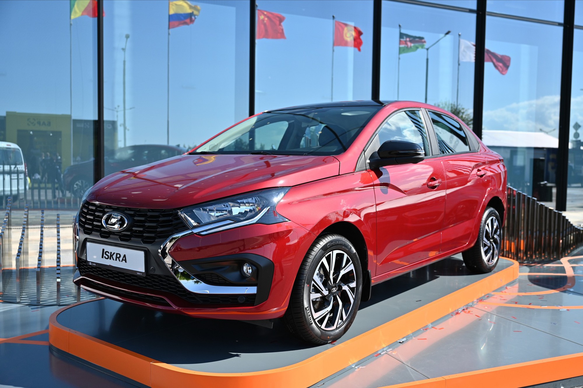 Lada Iskra phần đầu xe vuông vức tinh giản