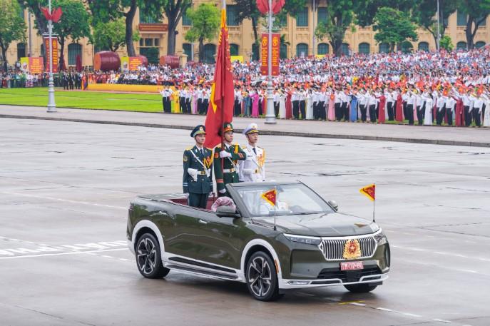 Dàn VinFast VF 9 với các phiên bản mui trần và xe chuyên dụng xuất hiện trong ngày Quốc khánh