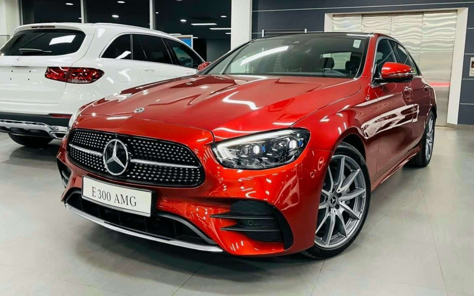 Mercedes-Benz E 300 AMG màu đỏ tại đại lý