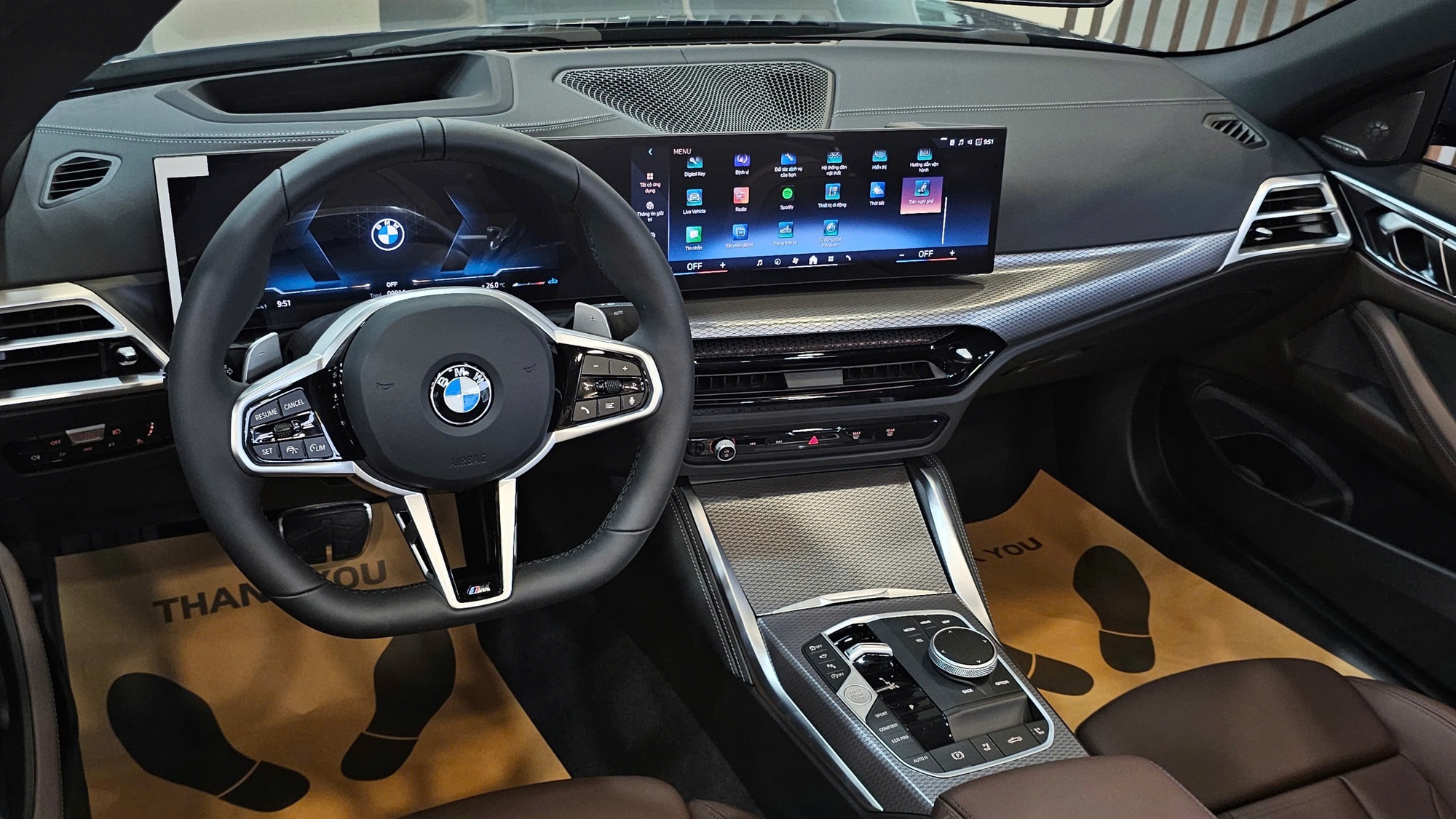 Vô-lăng thể thao trên BMW 430i Convertible 2025