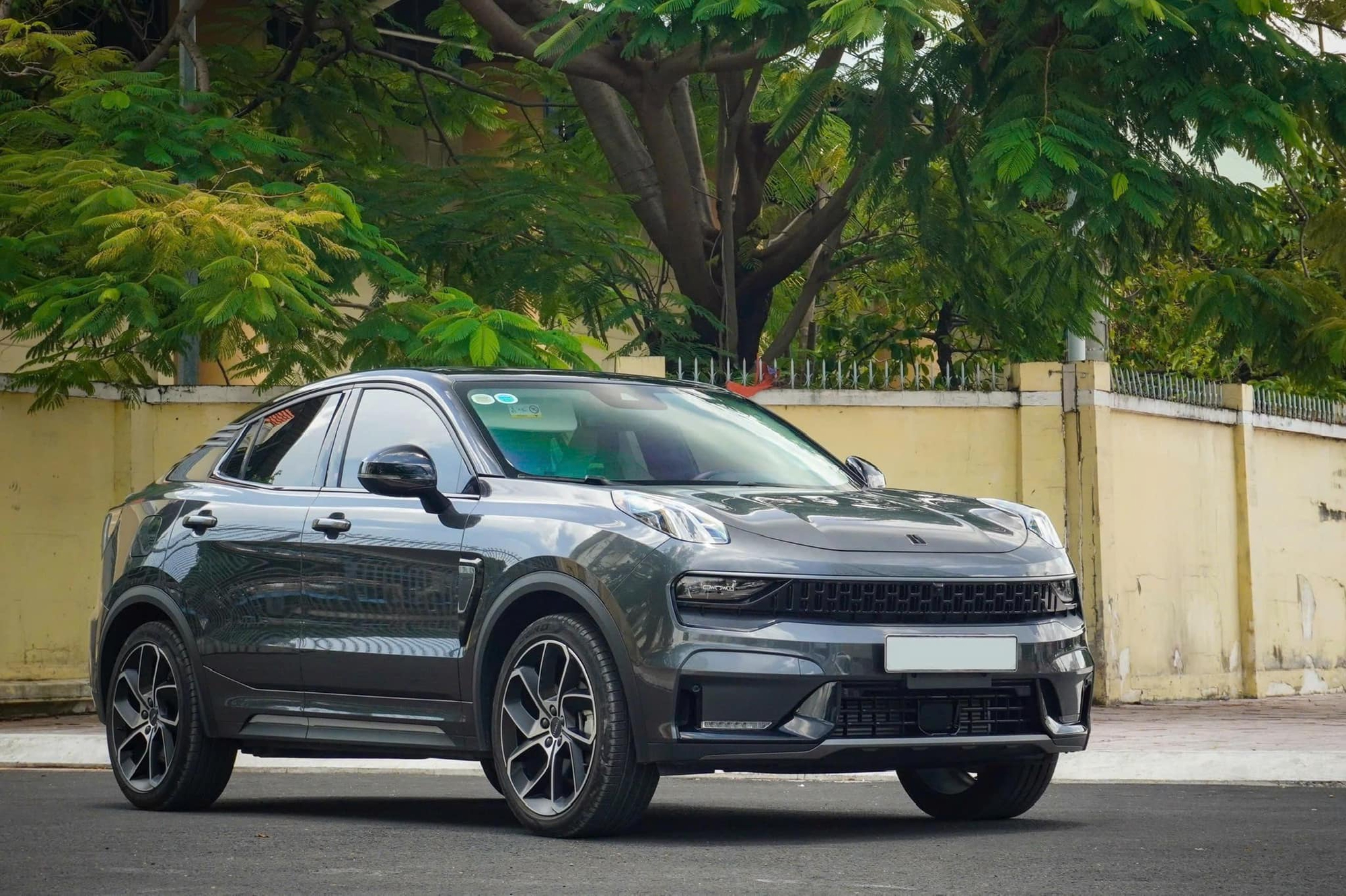 Ngoại thất Lynk & Co 05 Ngoại thất màu xám, nóc đen của Lynk & Co 05