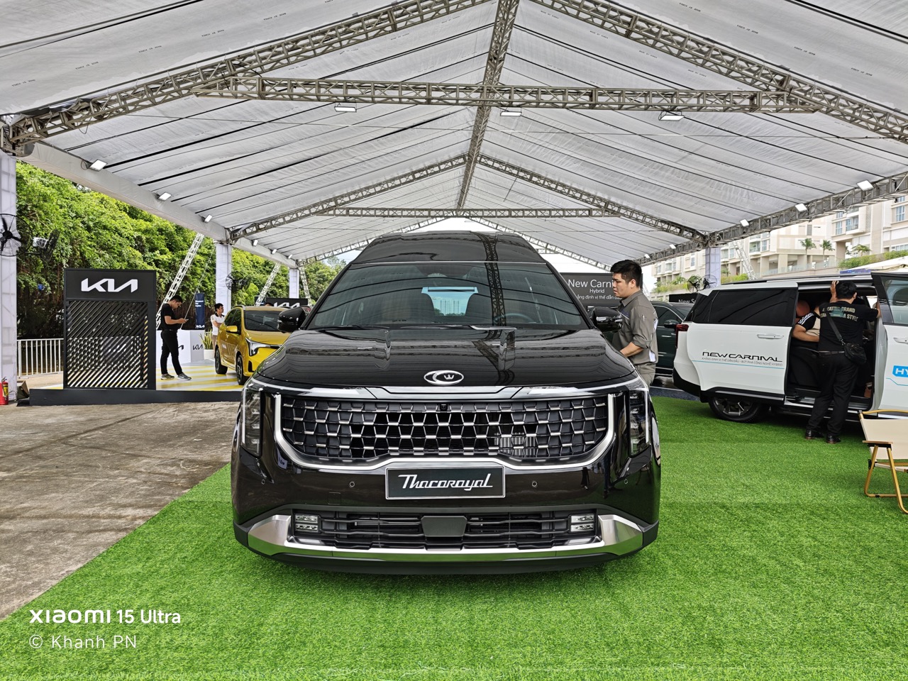 Cụm đèn pha xếp chồng dọc, logo riêng kết hợp từ THACO Auto và vương miện