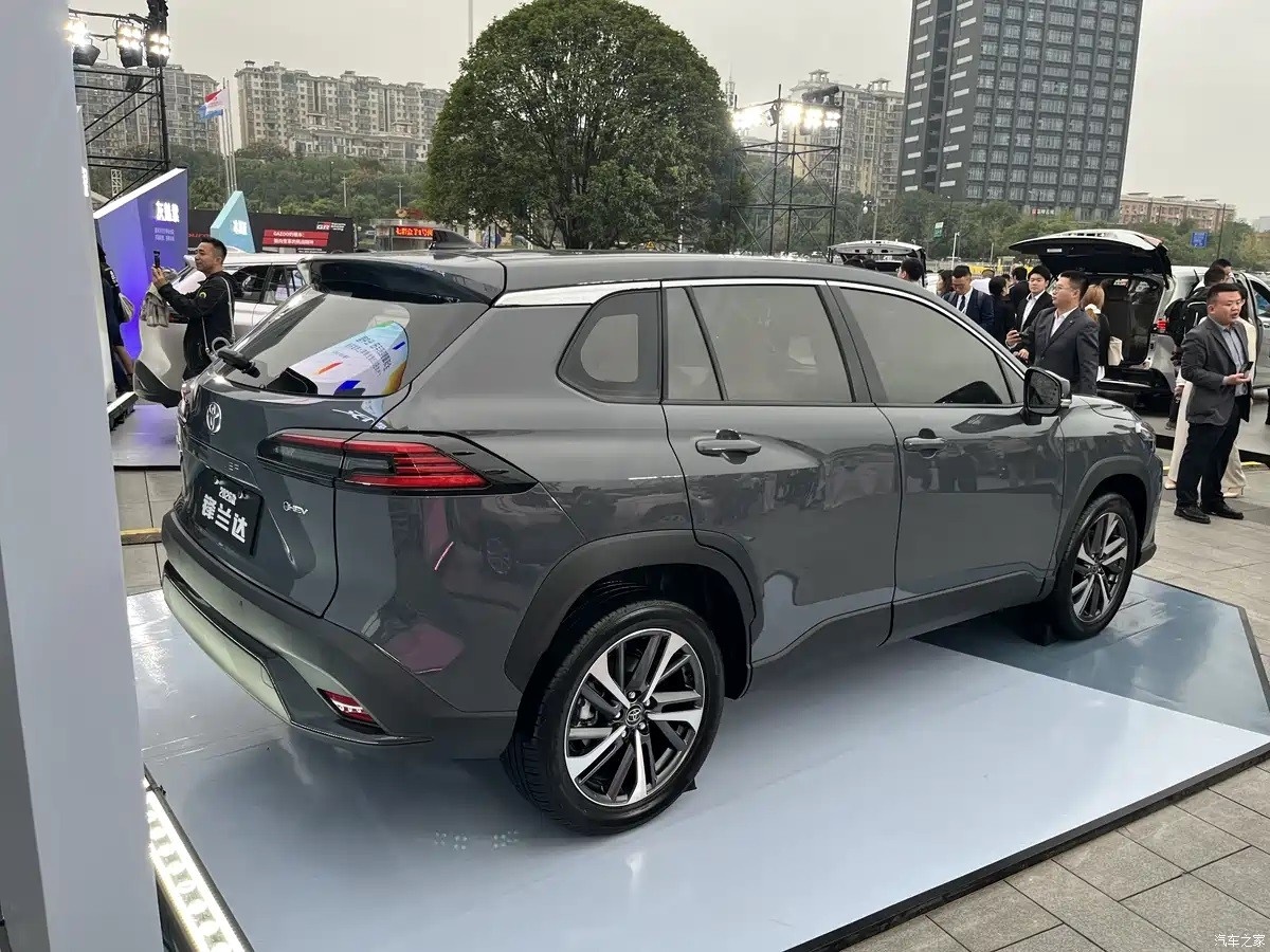 Đầu xe kiểu xe điện của Toyota Frontlander