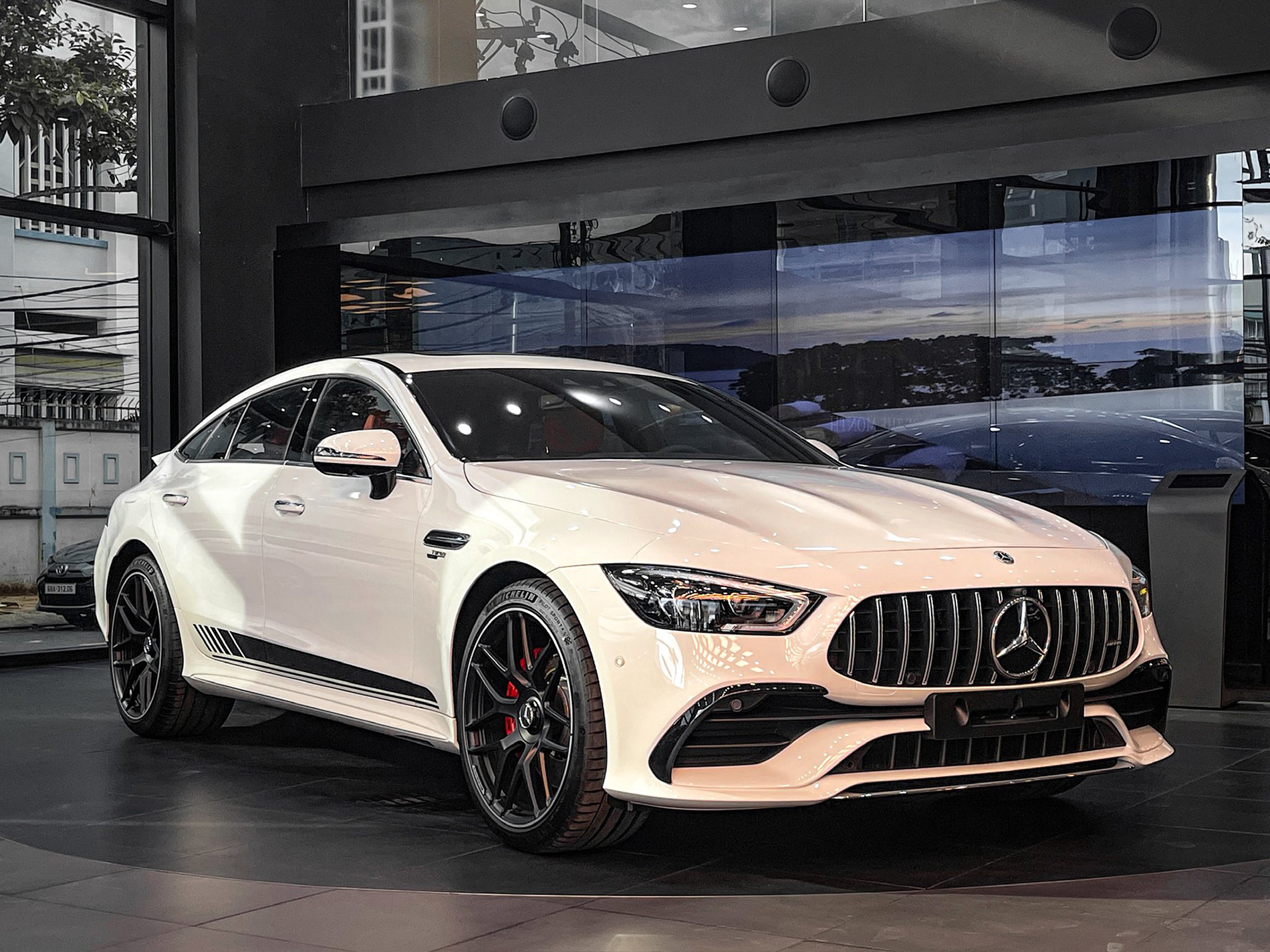 AMG GT 53 4Matic+ ưu đãi lớn