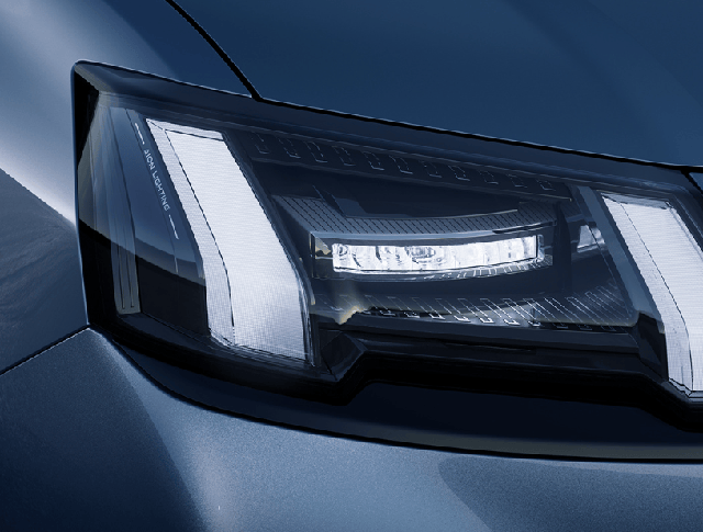 Đuôi xe với đèn hậu đứng và cánh gió