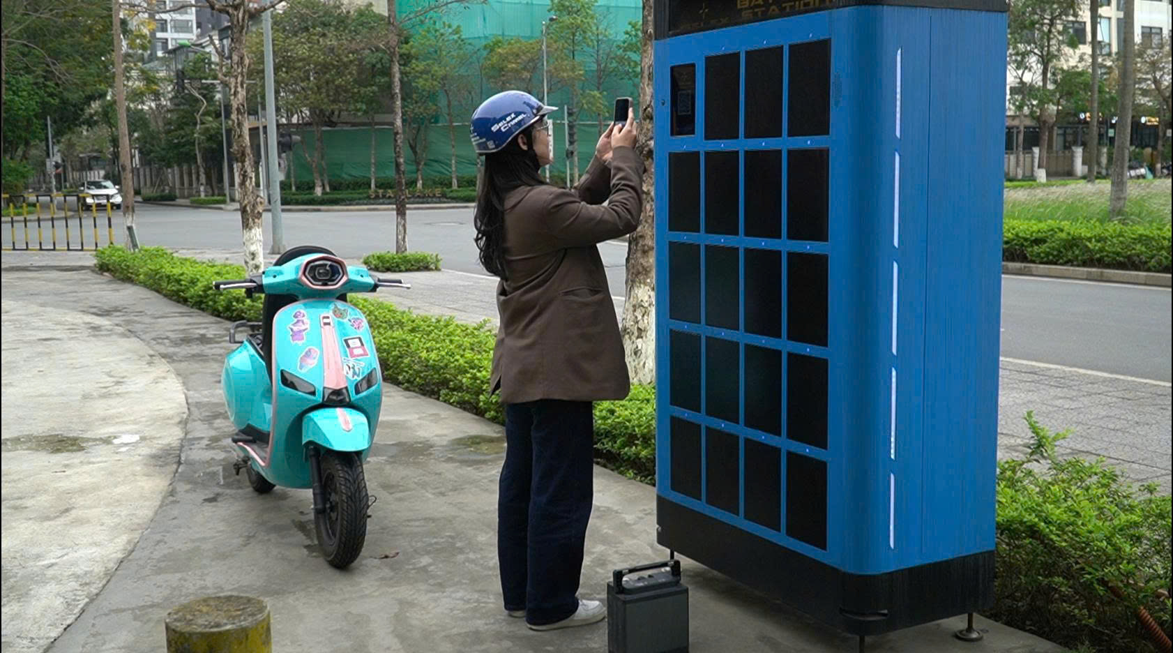 Khách hàng trải nghiệm dịch vụ đổi pin