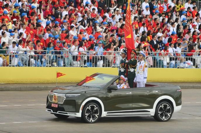 Xe bổ sung huy hiệu, cột cờ, còi và đèn tín hiệu tiêu chuẩn Bộ Công an