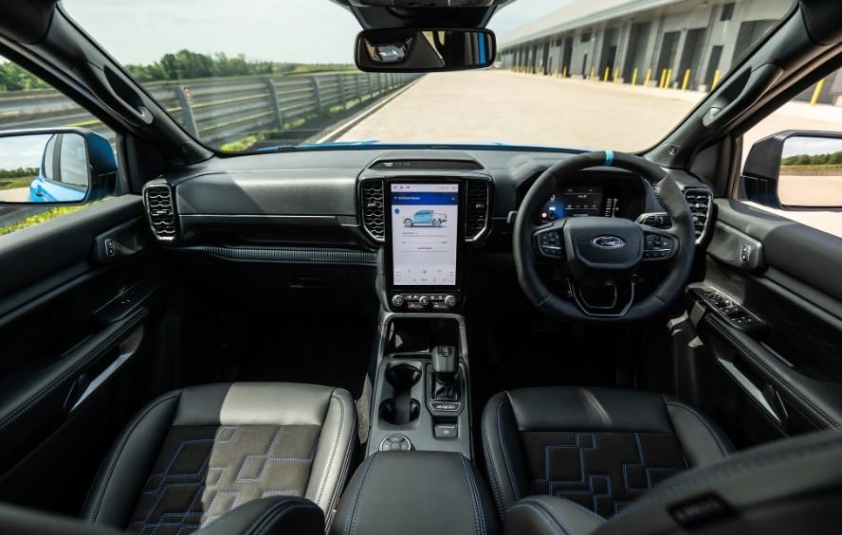 Nội thất thể thao với vô-lăng bọc da có sưởi Nội thất thể thao với chi tiết tinh tế