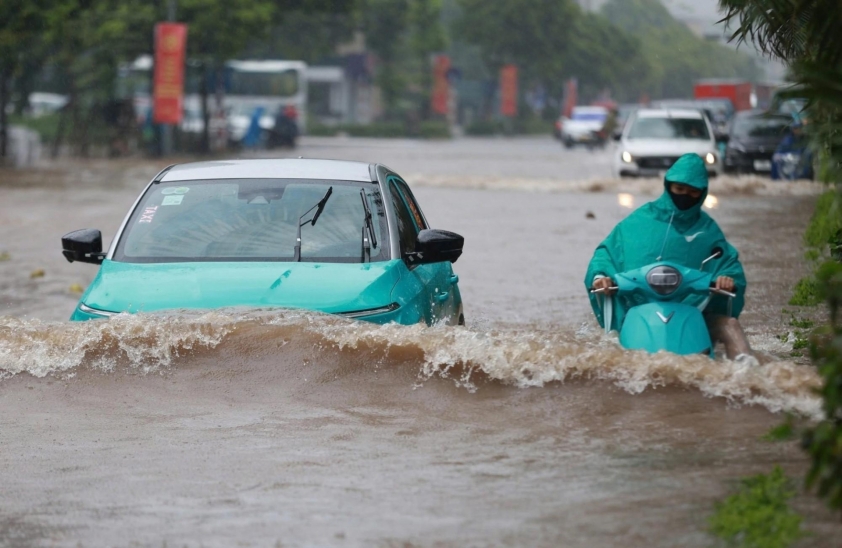 Sửa chữa xe điện ngập nước do mưa lũ Xe điện bị ảnh hưởng bởi mưa lũ