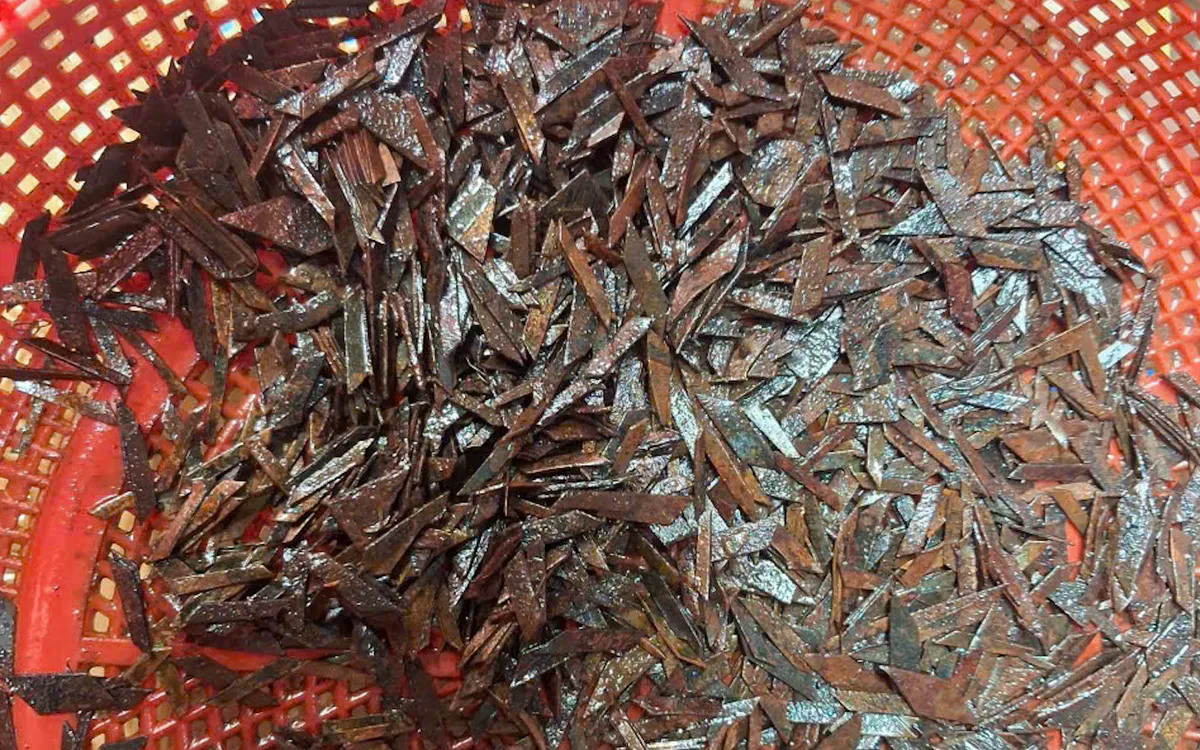 TP Hồ Chí Minh: Thu 2 kg đinh trên đường cửa ngõ, nghi do “đinh tặc” giăng bẫy- Ảnh 1. Cảnh vật sắc nhọn trên tuyến đường Đỗ Mười