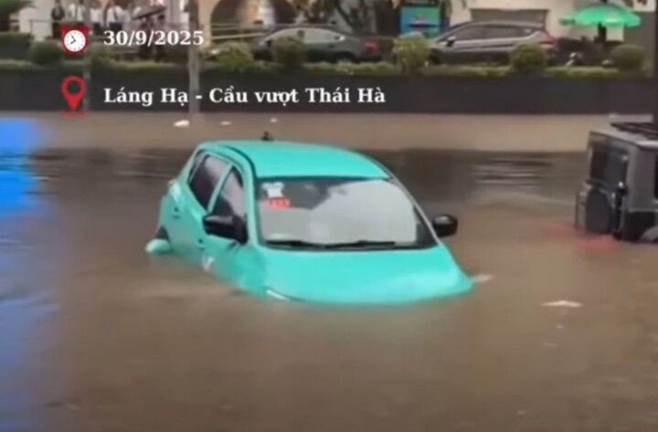 Một xe điện bị ngập nước do ảnh hưởng của cơn bão Bualoi